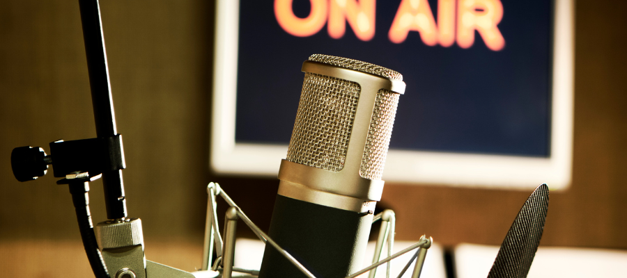 Como estudar inglês com podcasts: guia prático